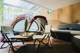 街中のホテルでグランピング気分が味わえる！客室の開放的なテラスで楽しむ「HOTEL GLAMPING」宿泊プランを販売