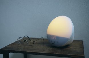 フィリップス、睡眠課題に光でアプローチ心地よい就寝と目覚めをサポートする「SmartSleep ウェイクアップ ライト」を発売